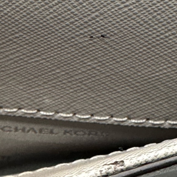 Michael Kors Crossbody Saffiano Leather Inside two sections & zippered section - Picture 6 of 6